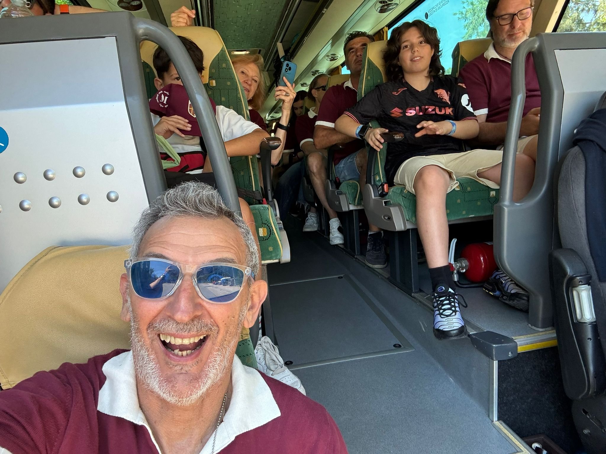 Soci del club in partenza in pullman verso lo stadio